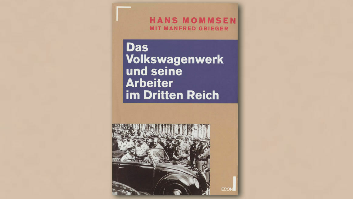 Buchcover des Werks „Das Volkswagenwerk und seine Arbeiter im Dritten Reich“ von Hans Mommsen und Manfred Grieger. Das Cover zeigt eine historische Schwarz-Weiß-Fotografie mit einem offenen Volkswagen-Käfer und einer Menschenmenge. Der Titel ist in weißer Schrift auf einem blauen Hintergrund platziert.