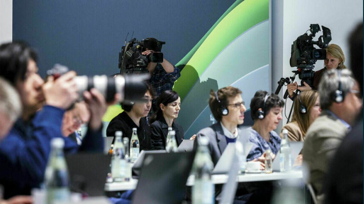 Jahrespressekonferenz 2023 - Versammlung mit Kameraleuten im Hintergrund