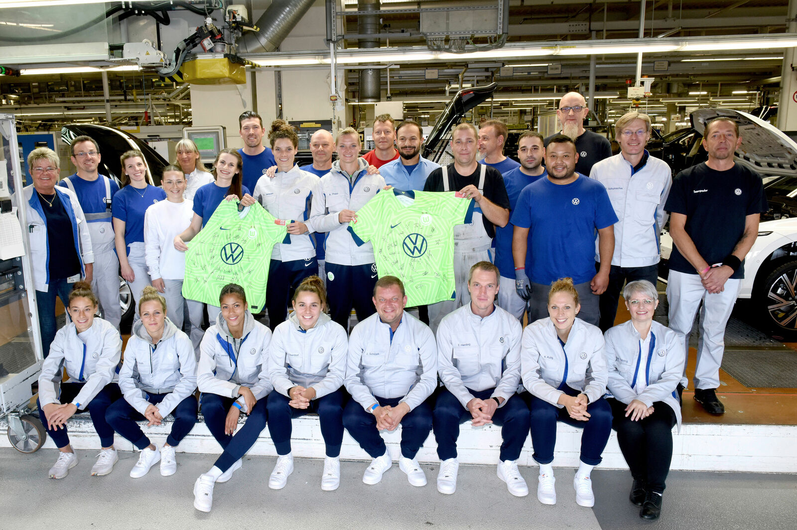 Story "Das Team besucht die Teams: Spielerinnen des VfL Wolfsburg im Volkswagen Werk"