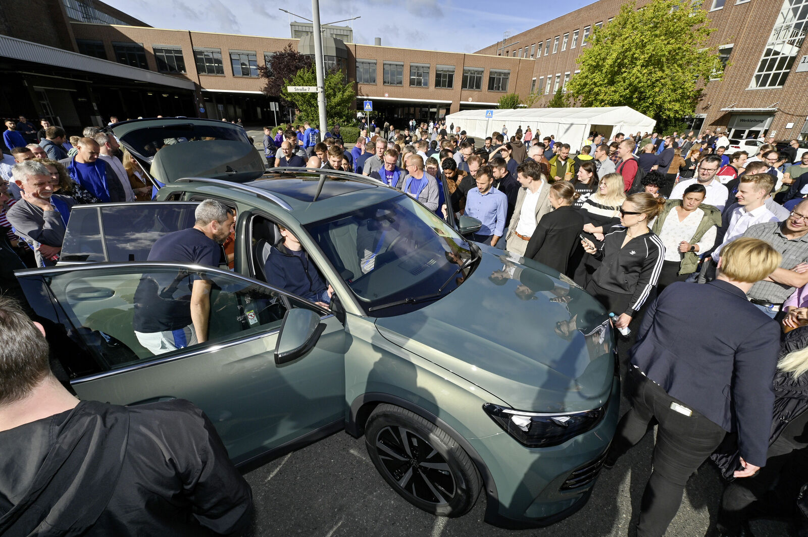 Tiguan redesign: Volkswagen’s bestseller celebrates world premiere before 10,000 employees