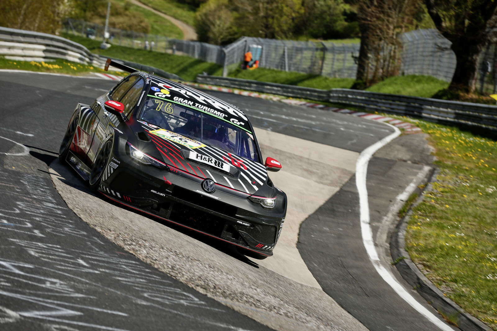 Bereit für die „Grüne Hölle“: Der Golf GTI Clubsport 24h zeigt sich im neuen Design für das legendäre 24h-Rennen auf dem Nürburgring.